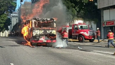 Reportan el incendió de un autobús en la avenida Rómulo Gallegos