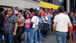 Ciudadanos acaparan tiendas de electrodomésticos en este Black Friday