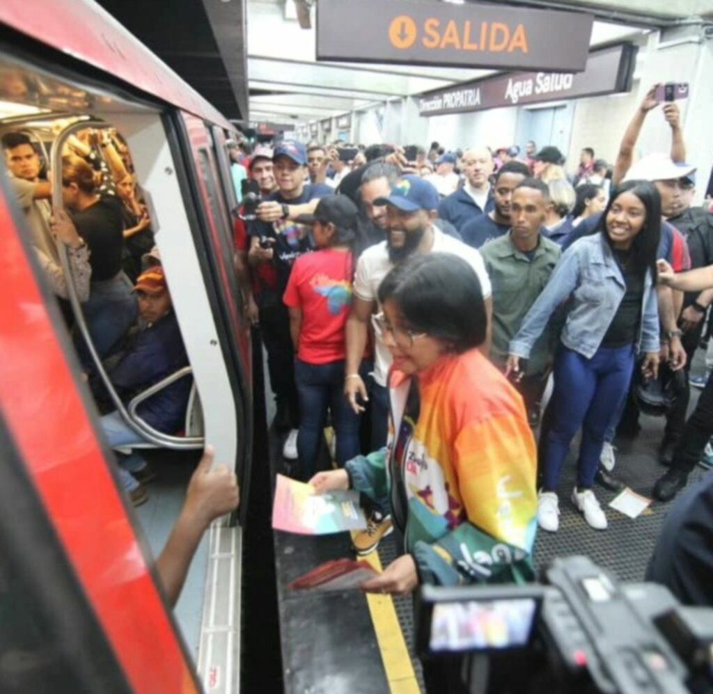 Delcy Rodríguez volanteó en el Metro de Caracas (+FOTOS) Delcy Rodríguez volanteó en el Metro de Caracas (+FOTOS)