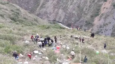 Autobús de pasajeros cae a un abismo: Reportan múltiples víctimas Autobús de pasajeros cae a un abismo: Reportan múltiples víctimas