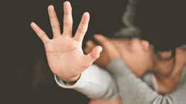 Detienen a un hombre por tocar partes íntimas de una niña