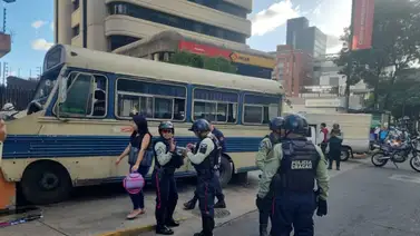 Autobús perdió los frenos y se estrelló frente a la estación Altamira Autobús perdió los frenos y se estrelló frente a la estación Altamira