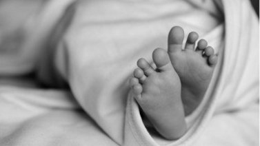 Bebé de tres meses murió aplastada por sus padres