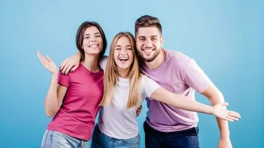 ¿Son las mujeres más felices que los hombres? Esto revela un estudio