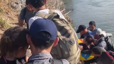 Mujer sin extremidades inferiores cruza el Río Bravo con su hija