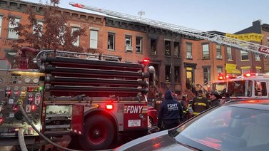 ¡UNA DECENA DE HERIDOS! Incendio consume edificio en EEUU (+VIDEO)