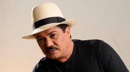 Luis Silva canta famoso tema a venezolana embarazada en Madrid (+Video)