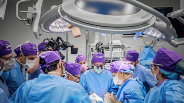 Realizan en Nueva York el primer trasplante de ojo