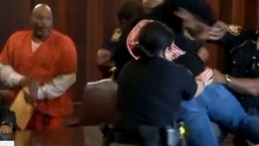 Hermanos le dan una golpiza al asesino de su madre en pleno juicio (+Video)