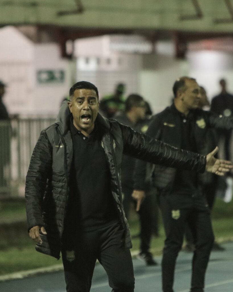 César Farías se mantiene invicto en el fútbol colombiano César Farías se mantiene invicto en el fútbol colombiano