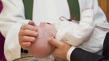 Vaticano permite padrinos transexuales