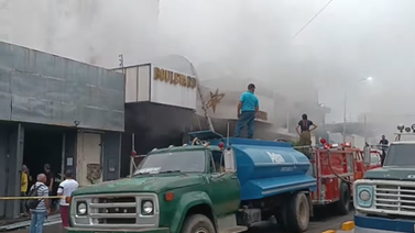 Voraz incendio consumió varios locales en centro comercial de Barquisimeto