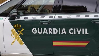 Guardia Civil de España evita que un grupo de personas agredan a menores de edad