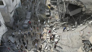 Lanzan ayuda médica desde el aire a hospital de Gaza