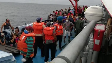 Rescatan embarcación con 221 migrantes irregulares a bordo