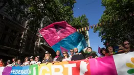 Miles de miembros de la comunidad LGBTI+ marchan en Argentina