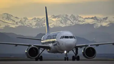 Con este disfraz un piloto entregó caramelos en sus vuelos Con este disfraz un piloto entregó caramelos en sus vuelos