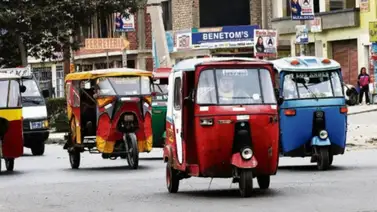 Ciudadanos queman mototaxis de supuestos delincuentes venezolanos Ciudadanos queman mototaxis de supuestos delincuentes venezolanos