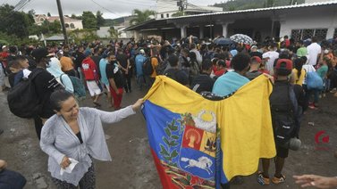 Nueva caravana con miles de migrantes parte hacia la frontera de EEUU (+Video)