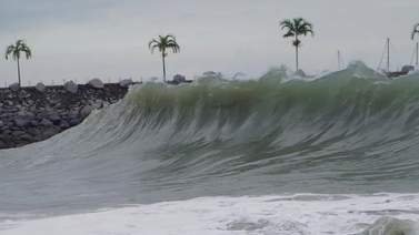 Usuarios reportan fuerte oleaje en La Guaira este #28Oct