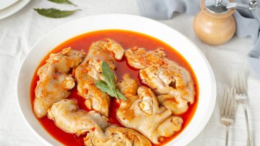 Jugosas paticas de cochino guisadas