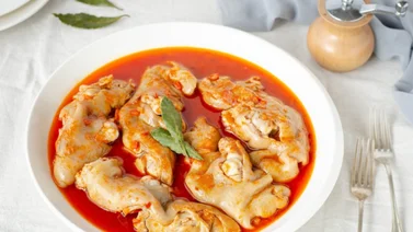 Jugosas paticas de cochino guisadas