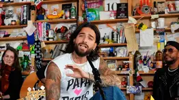 Esto hizo Maluma con su manager en pleno show