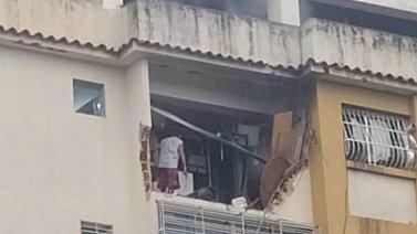 Explosión en apartamento deja una mujer lesionada