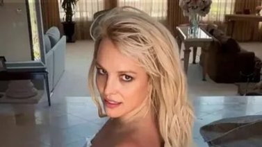 Britney Spears se muestra como Dios la trajo al mundo (+Foto)