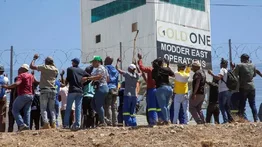Más de 500 mineros cumplen dos días bajo tierra