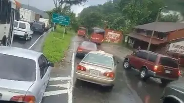 Reportan acceso bloqueado hacia Guarenas por un desbordamiento Reportan acceso bloqueado hacia Guarenas por un desbordamiento