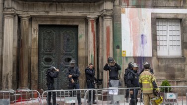 Bomberos en huelga se enfrentaron a la Policía con un lanzallamas