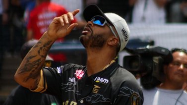Leones del Caracas vence a Tiburones en su regreso al Universitario
