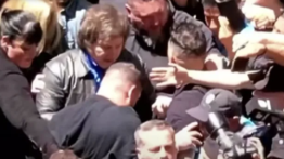 Multitud recibió a Javier Milei en su centro de votación