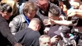 Multitud recibió a Javier Milei en su centro de votación