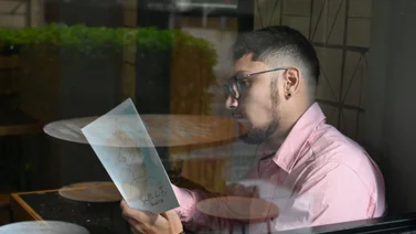 Douglas Valle, el joven venezolano que dio un "Salto de Fe" con su primer poemario