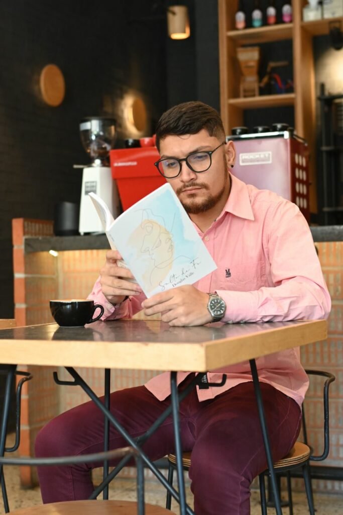 Douglas Valle, el joven venezolano que dio un "Salto de Fe" con su primer poemario