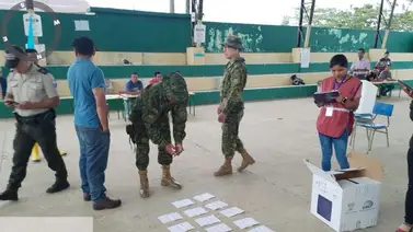 Miembro de mesa electoral en Ecuador rellenaba papeletas Miembro de mesa electoral en Ecuador rellenaba papeletas