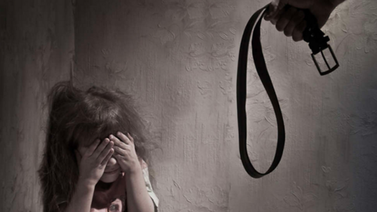 Mujer maltrataba a su hijo de cinco años con un gancho de ropa