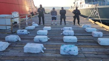 Detienen a dos venezolanos con 437 paquetes de drogas