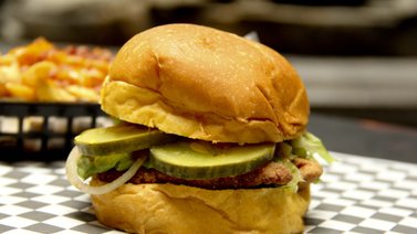 Rinde los ingredientes de la hamburguesa doble para todos en tu casa