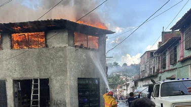 Sofocan voraz incendio en El Hatillo (+Fotos)