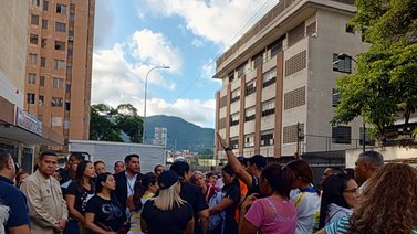 Representantes de colegio caraqueño protestan en la calle por aumento de mensualidad