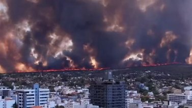 Incendio forestal obliga a evacuar ciudad de Argentina