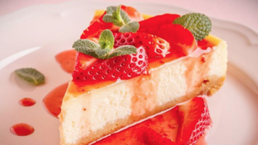 Cheesecake de fresa, para satisfacer tus antojos dulces
