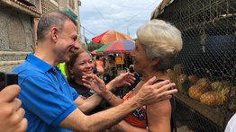 Roberto Enríquez se solidariza con migrantes venezolanos