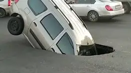¡Insólito! Carro cae en un hueco mientras echaba gasolina (+Video)