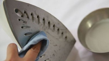 Maneras sencillas de limpiar la plancha de ropa