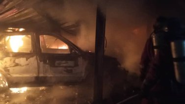 Varios vehículos destruidos por incendio en Chacao (+Fotos)