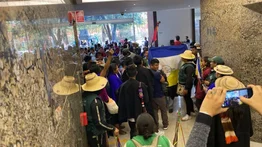 Manifestantes asaltan sede de Revista Semana en Bogotá